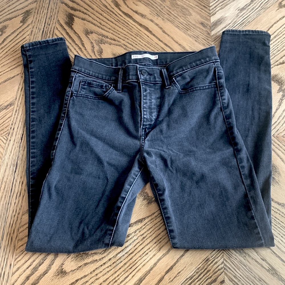 Levi’s 720 high rise super skinny jeans size 28 in black